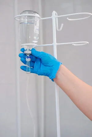 Капельница на белом фоне